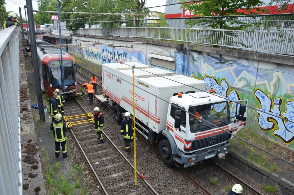 Unfall zwischen zwei KVB Bahnen Koeln Hoehenhaus Im Weidenbruch P255.JPG